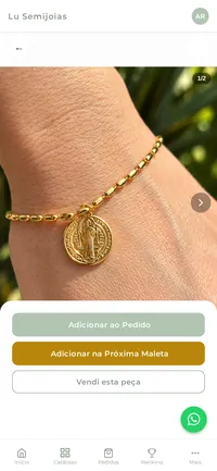 App do Lu Hub num telemóvel: ficha de uma pulseira dourada com os botões de pedido, maleta e venda